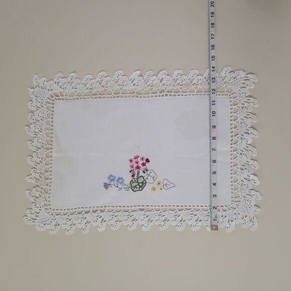 Vintage Embroidered Crochet Edged Doily Table Vanity Dresser Linen - Picture 6 of 7